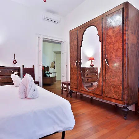 Guesthost - Residenza Mura Greche Historic Center * Неаполь