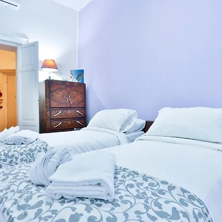 Guesthost - Residenza Mura Greche Historic Center Апартаменты Неаполь