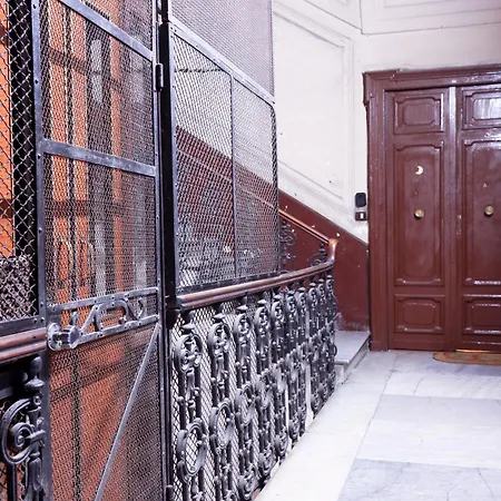 Guesthost - Residenza Mura Greche Historic Center Апартаменты *